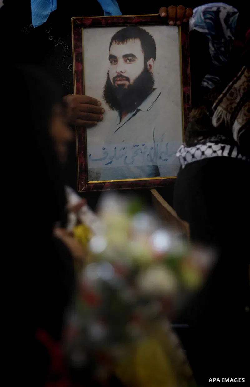 Palestinians gather during a protest at the Red Cross' offices in Gaza City to call for the release of Palestinian prisoners held in Israeli jails, on Dec. 26, 2011. Photo by Mhmud Nassar