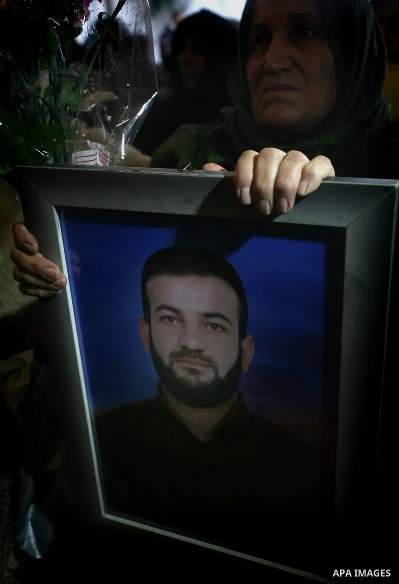 Palestinians gather during a protest at the Red Cross' offices in Gaza City to call for the release of Palestinian prisoners held in Israeli jails, on Dec. 26, 2011. Photo by Mhmud Nassar