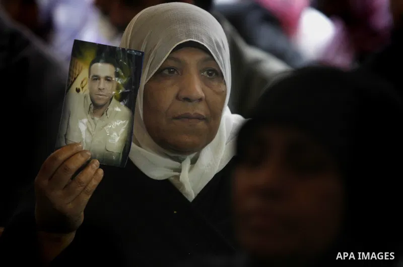 Palestinians gather during a protest at the Red Cross' offices in Gaza City to call for the release of Palestinian prisoners held in Israeli jails, on Dec. 26, 2011. Photo by Mhmud Nassar