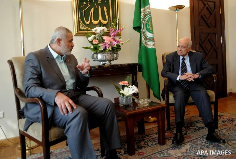 Palestinian premie minister of Gaza Strip Ismail Haniya (L) speaking with Arab League secretary general Nabil al-Arabi during a meeting in Cairo on December 26, 2011. Haniya is a regional tour for the first time since Is...