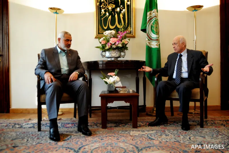 Palestinian premie minister of Gaza Strip Ismail Haniya (L) speaking with Arab League secretary general Nabil al-Arabi during a meeting in Cairo on December 26, 2011. Haniya is a regional tour for the first time since Is...