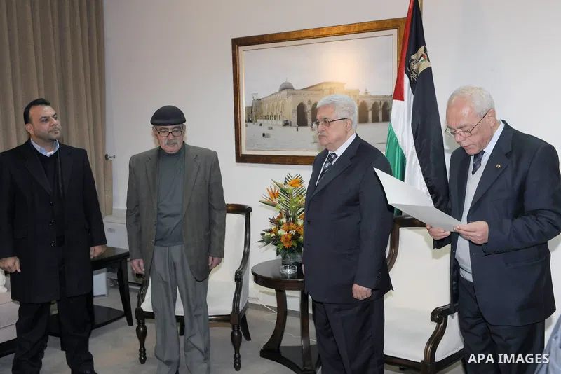 Palestinian President, Mahmoud Abbas (Abu Mazen), Gives the poet and writer Ali al-Khalili, the Order of Merit and Excellence, in the West Bank city of Ramallah on Dec 27, 2011. Thaer Ghanaim
