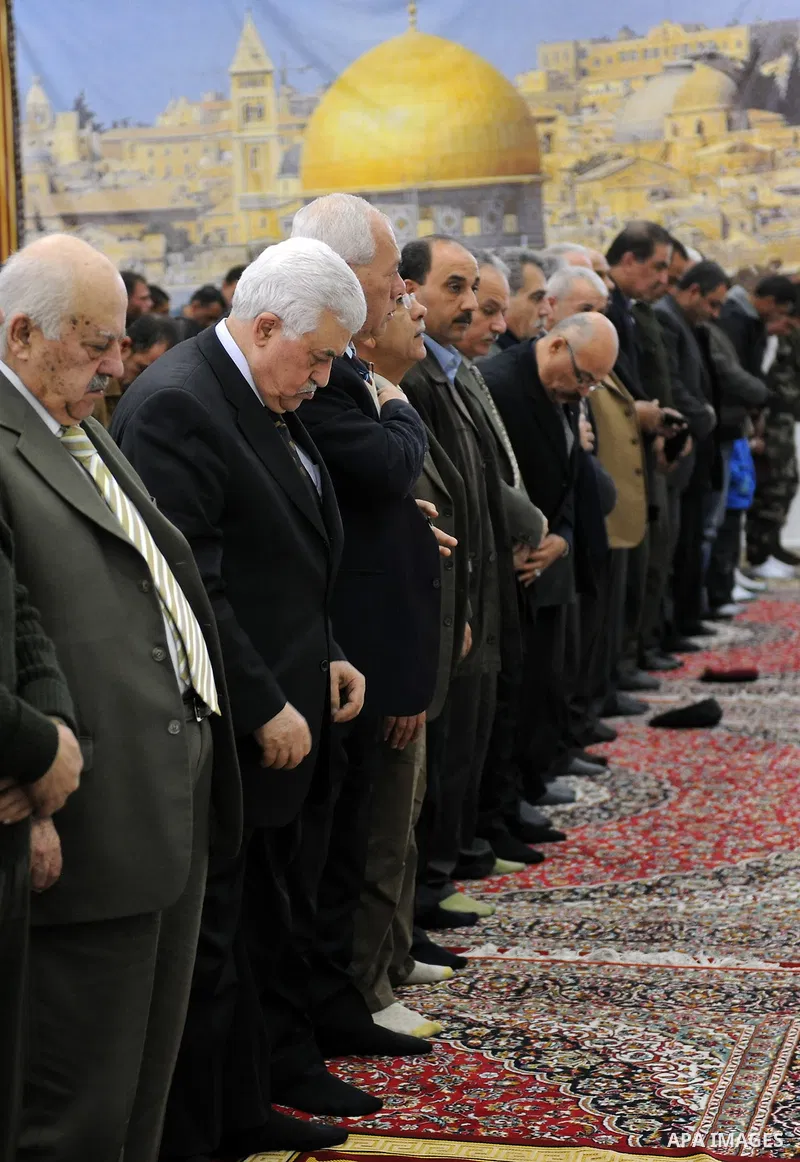 Palestinian President Mahmoud Abbas (Abu Mazen) attends Friday prayers in the West Bank city of Ramallah on Dec 30, 2011. Photo by Mufeed Abu Hasnah