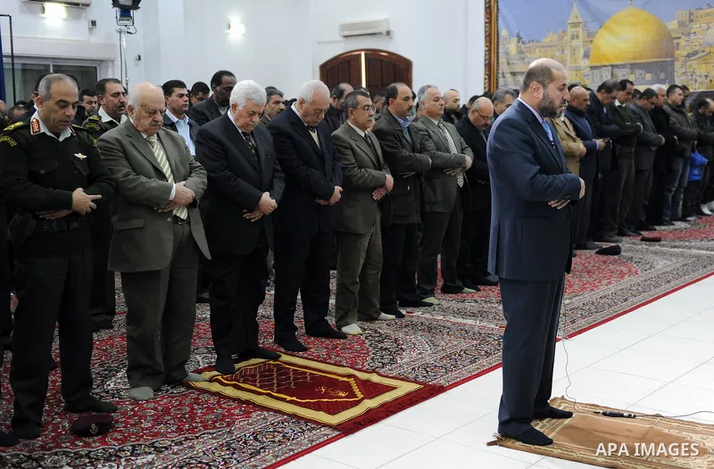 Palestinian President Mahmoud Abbas (Abu Mazen) attends Friday prayers in the West Bank city of Ramallah on Dec 30, 2011. Photo by Mufeed Abu Hasnah