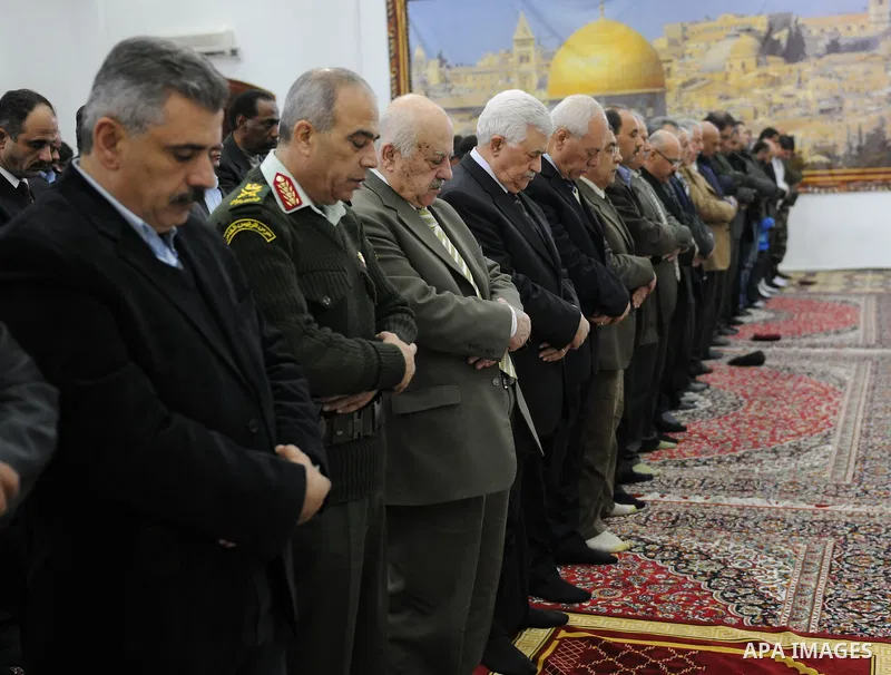 Palestinian President Mahmoud Abbas (Abu Mazen) attends Friday prayers in the West Bank city of Ramallah on Dec 30, 2011. Photo by Mufeed Abu Hasnah