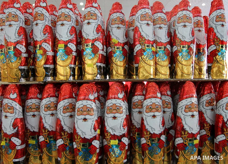 Palestinian shoppers during shopping in the Metro supermarket in Gaza city on Dec. 31, 2011. Photo by Mohammed Asad