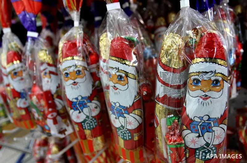 Palestinian shoppers during shopping in the Metro supermarket in Gaza city on Dec. 31, 2011. Photo by Mohammed Asad