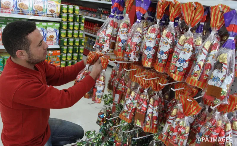 Palestinian shoppers during shopping in the Metro supermarket in Gaza city on Dec. 31, 2011. Photo by Mohammed Asad