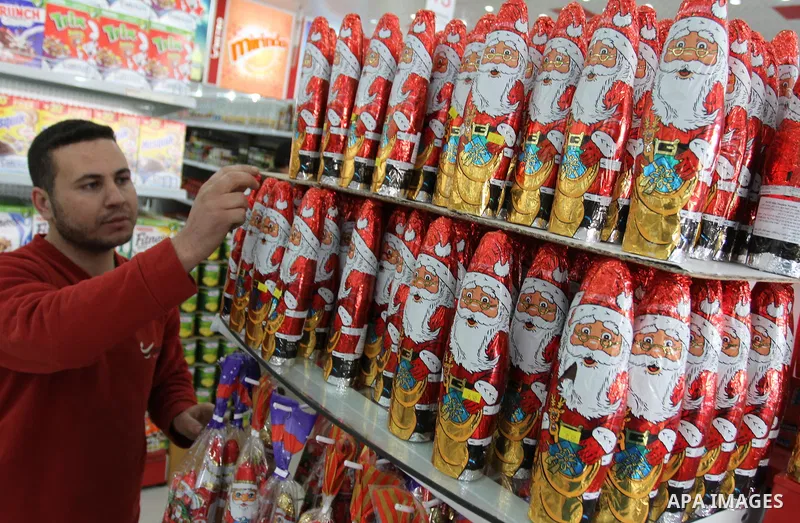 Palestinian shoppers during shopping in the Metro supermarket in Gaza city on Dec. 31, 2011. Photo by Mohammed Asad