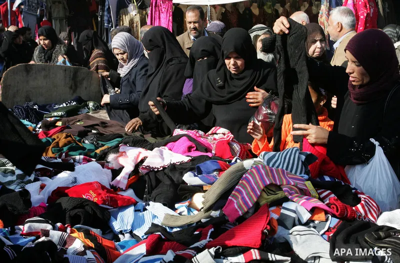 Palestinians shop at a market in Rafah refugee camp in the southern Gaza Strip on December 31, 2011.Photo by Abed Rahim Khatib