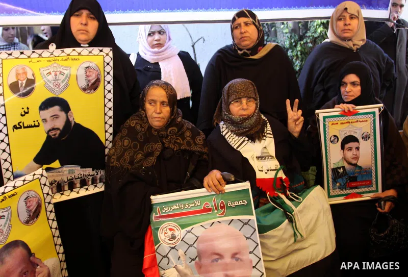 Palestinians gather during a protest at the Red Cross' offices in Gaza City to call for the release of Palestinian prisoners held in Israeli jails, on Jan. 09, 2012. Photo by Mohammed Asad