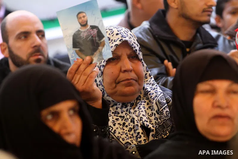 Palestinians gather during a protest at the Red Cross' offices in Gaza City to call for the release of Palestinian prisoners held in Israeli jails, on Jan. 09, 2012. Photo by Mohammed Asad