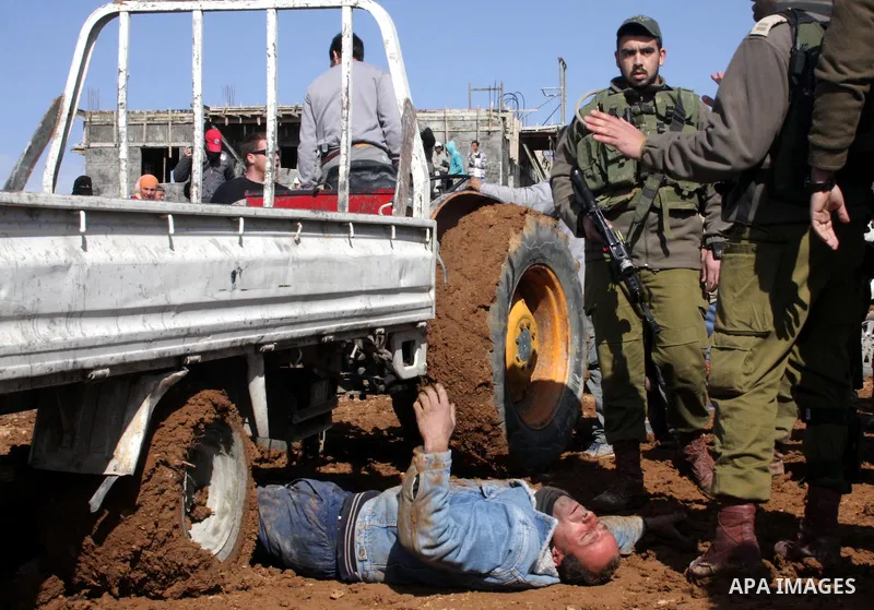 Palestinian bedouin scuffle with Israeli soldiers in Oum al-Khair village southern West Bank city of Hebron on January 25, 2012, after the Israeli army stopped building their house and confiscated the construction materi...