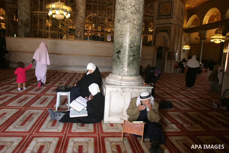 Palestinians Celebrating a marking the birthday of Prophet Mohammad in Al-Aqsa Mosque in Old City of Jerusalem on February 4, 2012. Photo by Mahfouz Abu Turk