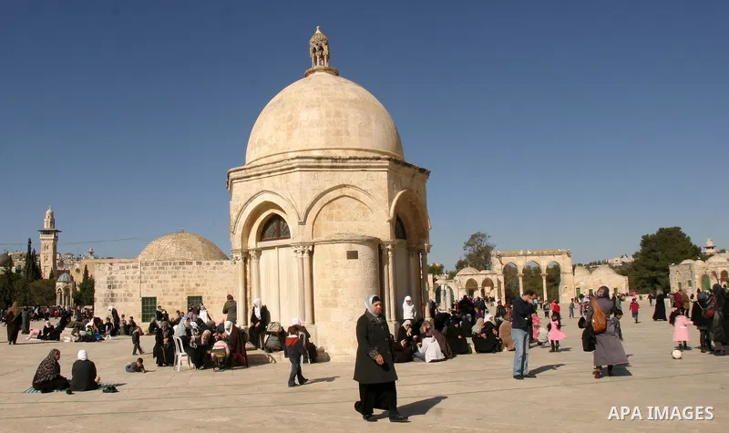 Palestinians Celebrating a marking the birthday of Prophet Mohammad in Al-Aqsa Mosque in Old City of Jerusalem on February 4, 2012. Photo by Mahfouz Abu Turk