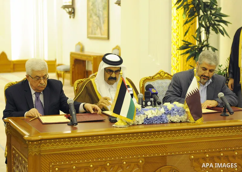 Palestinian President Mahmoud Abbas (Abu Mazen) and Hamas leader Khaled Mashaal meet with the Qatari Emir Sheikh Hamad bin Khalifa Al Thani in the Qatari capital of Doha on Feb. 06, 2012. Photo by Thaer Ganaim