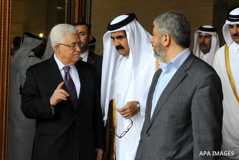 Palestinian President Mahmoud Abbas (Abu Mazen) and Hamas leader Khaled Mashaal meet with the Qatari Emir Sheikh Hamad bin Khalifa Al Thani in the Qatari capital of Doha on Feb. 06, 2012. Photo by Thaer Ganaim