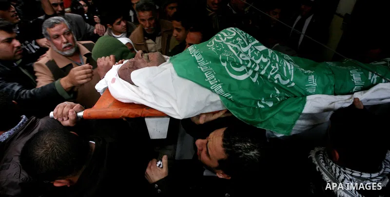 Palestinians carry the body of Abed Kareem Zaytoneya during his funeral in Gaza City February 12, 2012. An Israeli air strike on the Gaza Strip killed a Palestinian civilian, Zaytoneya, on Sunday, hospital officials said...