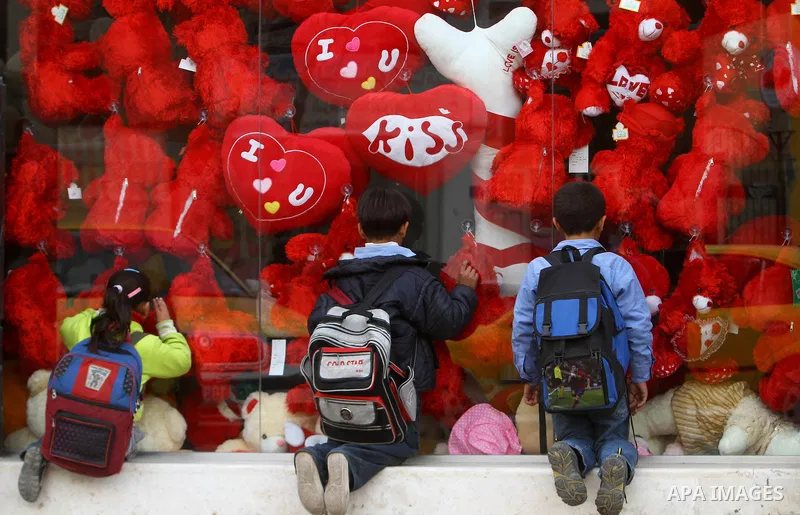 A Palestinian students seen to the shop during the Valentine's Day in Gaza City on Feb. 14, 2012. Valentine's Day is celebrated each year on 14 February. Photo by Ashraf Amra