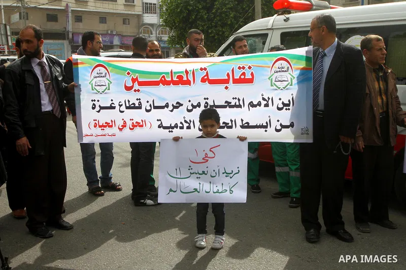 Palestinians take part in a protest in front of UNICEF calling for supplying the Gaza Strip with enough fuel on February 15, 2012. Photo by Ashraf Amra
