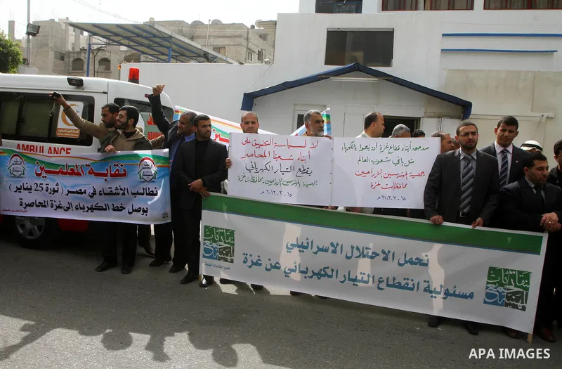 Palestinians take part in a protest in front of UNICEF calling for supplying the Gaza Strip with enough fuel on February 15, 2012. Photo by Ashraf Amra