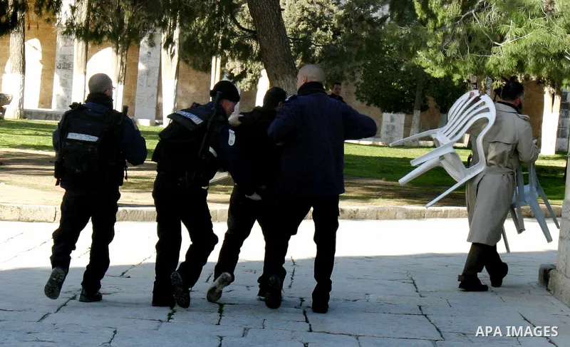 Israeli border policemen scuffle with a Palestinian man, while Jewish settlers entered the Al-Aqsa mosque compound in Jerusalem’s Old City on February 23, 2012.A Palestinian resident of Jerusalem's Old City who was at th...