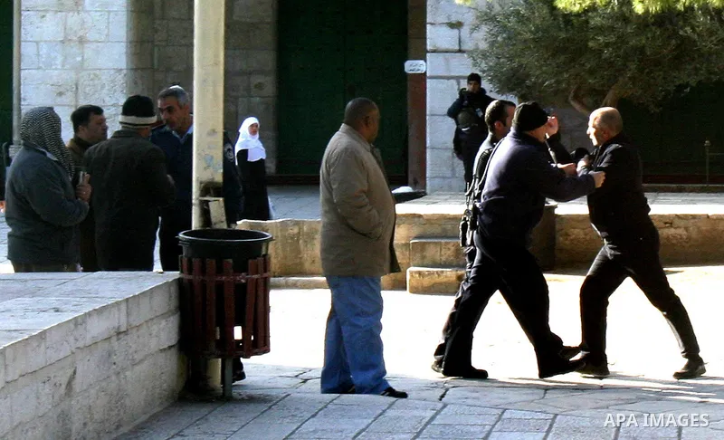 Israeli border policemen scuffle with a Palestinian man, while Jewish settlers entered the Al-Aqsa mosque compound in Jerusalem’s Old City on February 23, 2012.A Palestinian resident of Jerusalem's Old City who was at th...