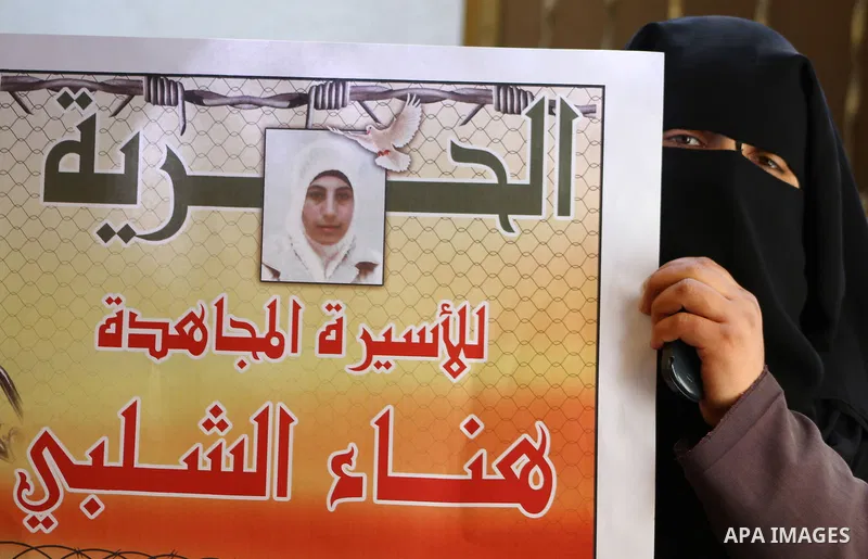 Palestinians gather during a protest at the Red Cross' offices in Gaza City to call for the release of Palestinian prisoners held in Israeli jails, on Feb. 27, 2012. Photo by Ashraf Amra