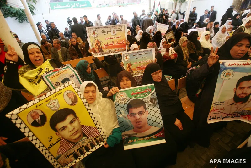 Palestinians gather during a protest at the Red Cross' offices in Gaza City to call for the release of Palestinian prisoners held in Israeli jails, on Feb. 27, 2012. Photo by Ashraf Amra