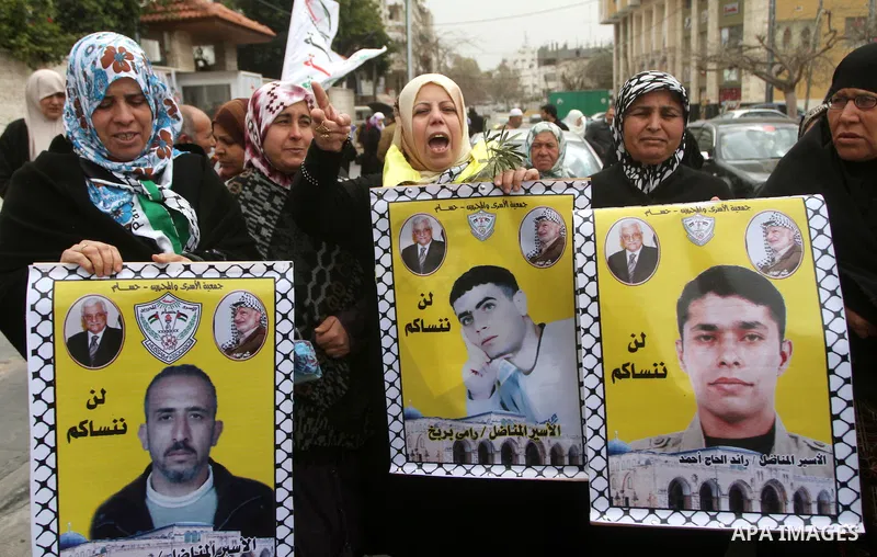 Palestinians gather during a protest at the Red Cross' offices in Gaza City to call for the release of Palestinian prisoners held in Israeli jails, on Feb. 29, 2012. Photo by Ashraf Amra
