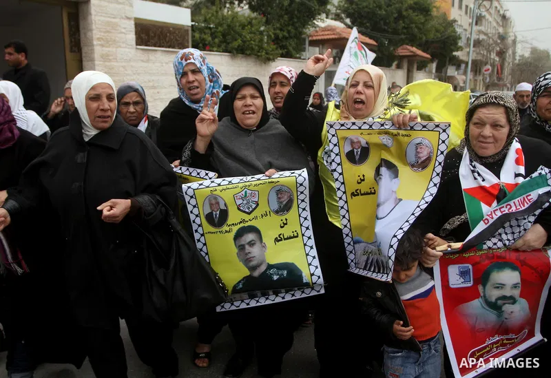 Palestinians gather during a protest at the Red Cross' offices in Gaza City to call for the release of Palestinian prisoners held in Israeli jails, on Feb. 29, 2012. Photo by Ashraf Amra