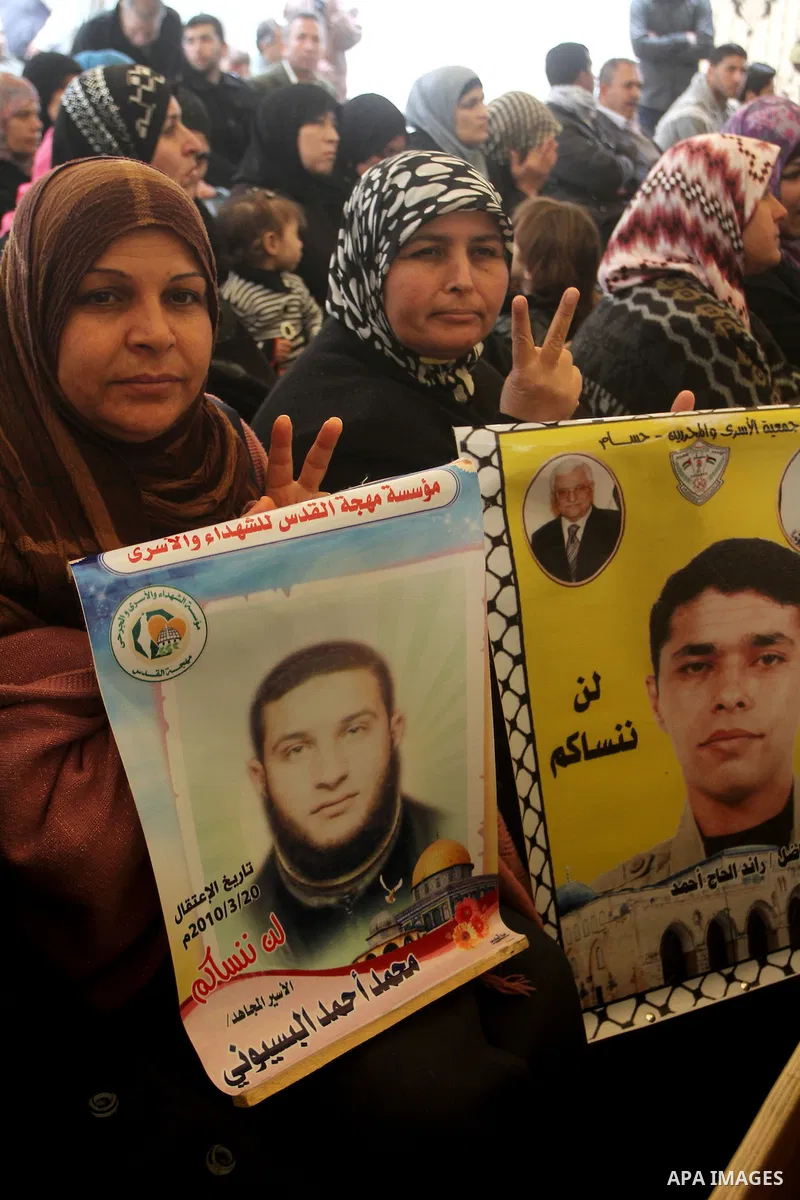 Palestinians gather during a protest at the Red Cross' offices in Gaza City to call for the release of Palestinian prisoners held in Israeli jails, on Feb. 29, 2012. Photo by Ashraf Amra