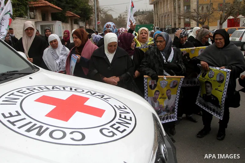 Palestinians gather during a protest at the Red Cross' offices in Gaza City to call for the release of Palestinian prisoners held in Israeli jails, on Feb. 29, 2012. Photo by Ashraf Amra