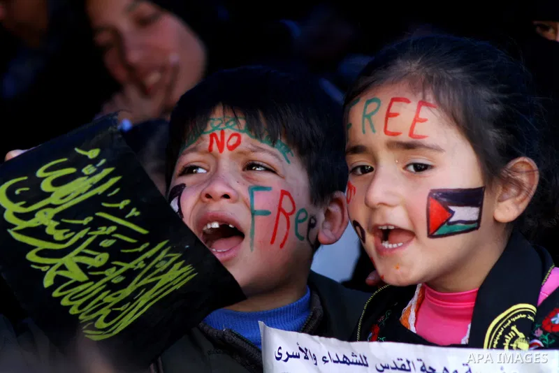 Palestinian children demonstrate in solidarity with Hana'a Shalabi during a protest in front of red cross in Gaza City, on mar. 07, 2012. Shalabi, released by Israel in a prisoner swap last year but re-arrested earlier t...