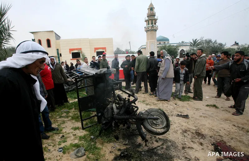 A Palestinian man reacts next to a rickshaw following an Israeli air strike in Khan Younis in the southern Gaza Strip March 12, 2012. Israeli air strikes killed two Palestinian militants and wounded 25 civilians in the G...