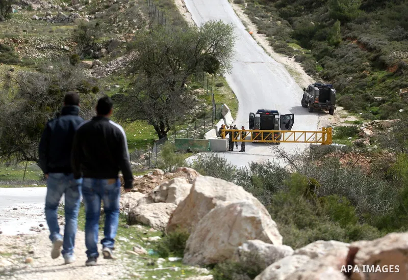 Israeli troops remove the ,Piet AXA, checkpoint near Ramot settlement, northern Jerusalem, March 12, 2012.. Photo by Issam Rimawi