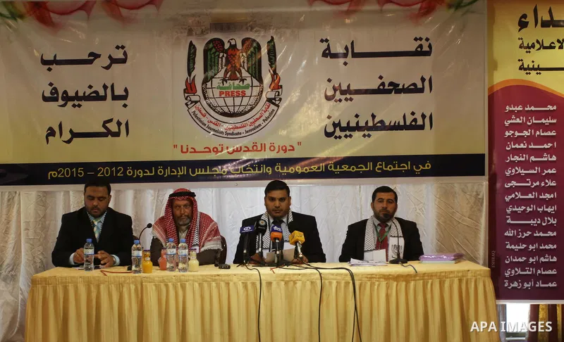 Palestinian journalists cast their votes in the Palestinian journalists syndicate elections in Gaza Strip, in Gaza city on March 18,2012. More than 370 journalist casted their votes in the election on Sunday evening. Pho...