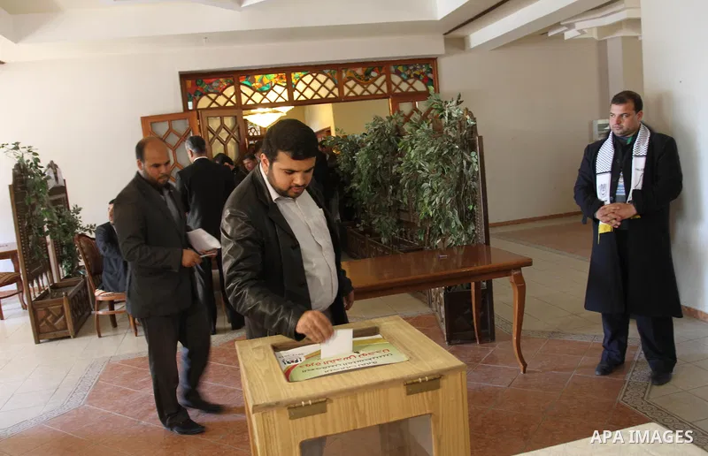 Palestinian journalists cast their votes in the Palestinian journalists syndicate elections in Gaza Strip, in Gaza city on March 18,2012. More than 370 journalist casted their votes in the election on Sunday evening. Pho...