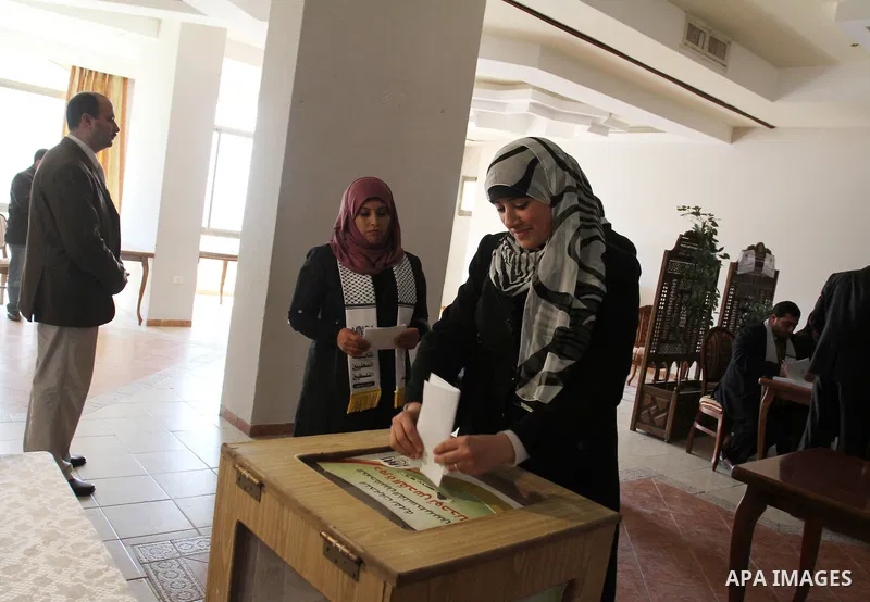 Palestinian journalists cast their votes in the Palestinian journalists syndicate elections in Gaza Strip, in Gaza city on March 18,2012. More than 370 journalist casted their votes in the election on Sunday evening. Pho...