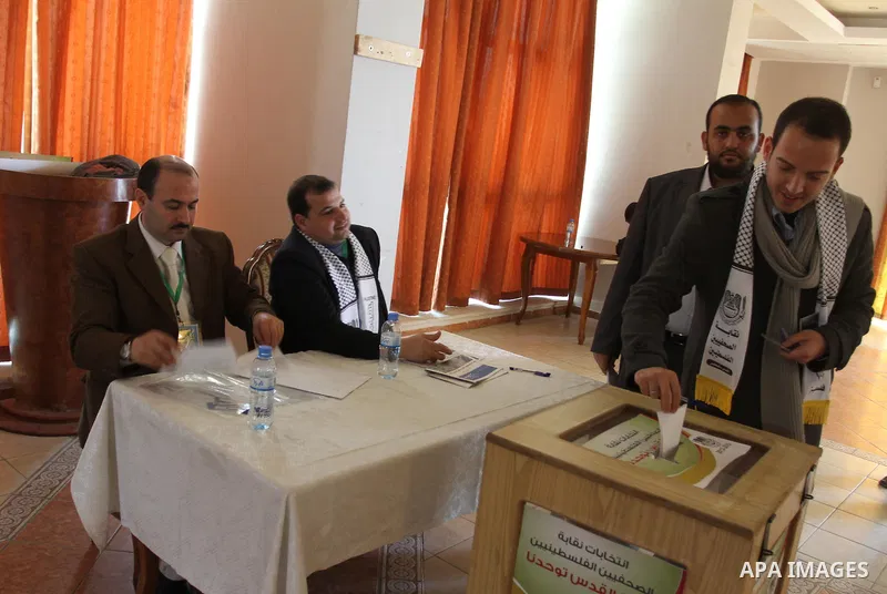 Palestinian journalists cast their votes in the Palestinian journalists syndicate elections in Gaza Strip, in Gaza city on March 18,2012. More than 370 journalist casted their votes in the election on Sunday evening. Pho...