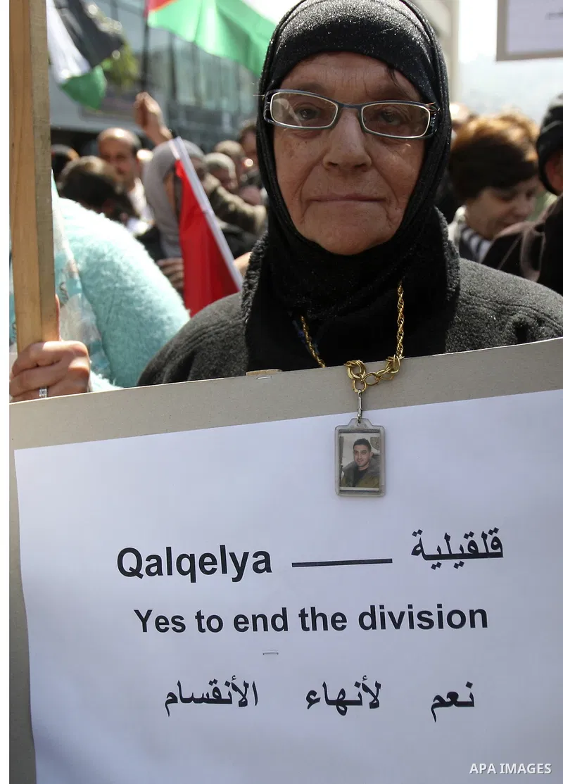 Demonstrators from the Palestinian factions participating in demonstration to end the division and are demanding a national unity in the West Bank city of Nablus, Mar. 22, 2012 .Photo by Wagdi Eshtayah