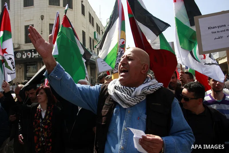 Demonstrators from the Palestinian factions participating in demonstration to end the division and are demanding a national unity in the West Bank city of Nablus, Mar. 22, 2012 .Photo by Wagdi Eshtayah