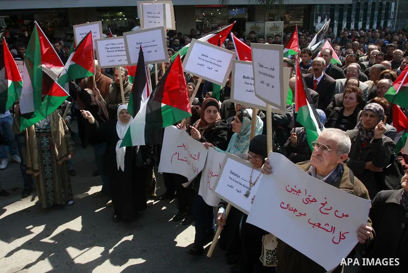 Demonstrators from the Palestinian factions participating in demonstration to end the division and are demanding a national unity in the West Bank city of Nablus, Mar. 22, 2012 .Photo by Wagdi Eshtayah