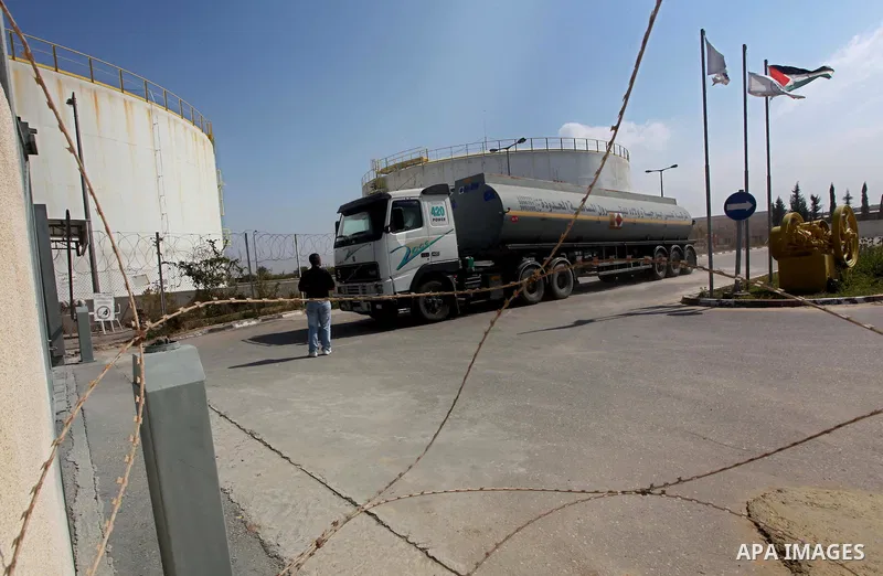 A fuel tanker arrives at a power plant in the central Gaza Strip March 23, 2012. Israel allowed nine fuel tankers to cross into the Gaza Strip on Friday to ease a severe power shortage triggered by a dispute over supplie...