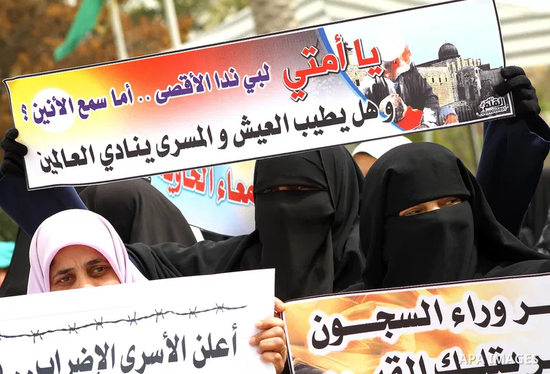 A Palestinian Hamas muslim women next to a poster of Hana Shalaby during a rally at the Palestinian Parliament in Gaza City on, 25 March 2012. Reports state that Hanna Shalabe a Palestinian prisoner in an Israel prison h...