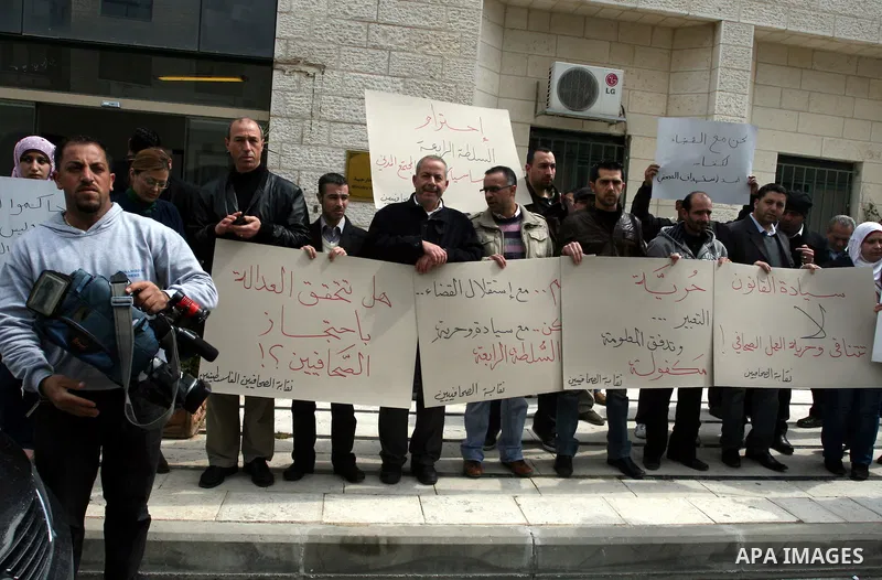 Palestinian journalists hold posters of solidarity with the journalist Yousef Shayeb, in the West Bank city of Ramallah March 28, 2012. Photo by Issam Rimawi