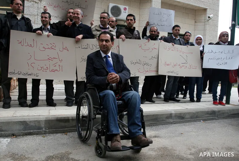 Palestinian journalists hold posters of solidarity with the journalist Yousef Shayeb, in the West Bank city of Ramallah March 28, 2012. Photo by Issam Rimawi