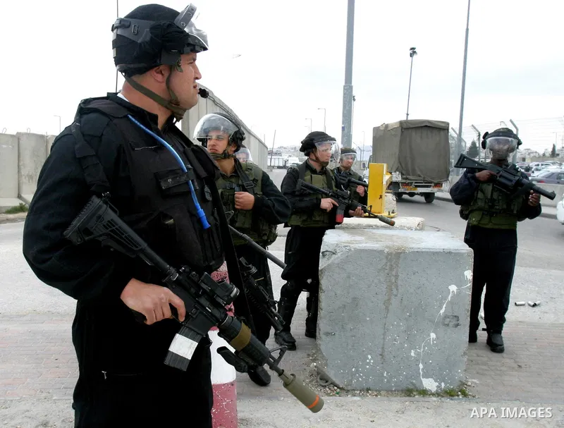Israeli soldiers take position during clashes with Palestinian youths at the Qalandia checkpoint between the West Bank city of Ramallah and Jerusalem, on 29 March 2012. Photo by Mahfouz Abu Turk