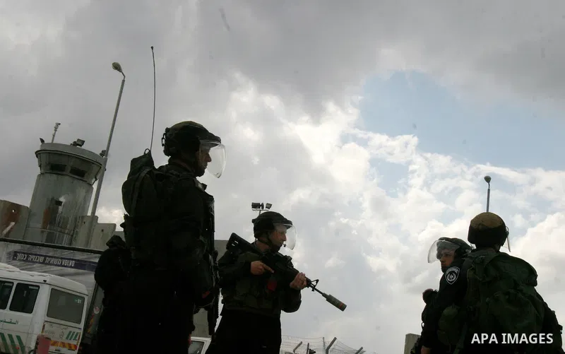 Israeli soldiers take position during clashes with Palestinian youths at the Qalandia checkpoint between the West Bank city of Ramallah and Jerusalem, on 29 March 2012. Photo by Mahfouz Abu Turk