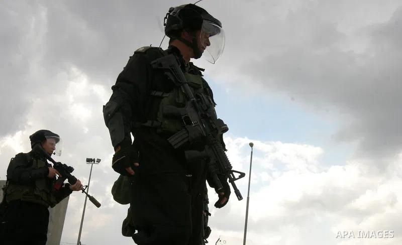 Israeli soldiers take position during clashes with Palestinian youths at the Qalandia checkpoint between the West Bank city of Ramallah and Jerusalem, on 29 March 2012. Photo by Mahfouz Abu Turk